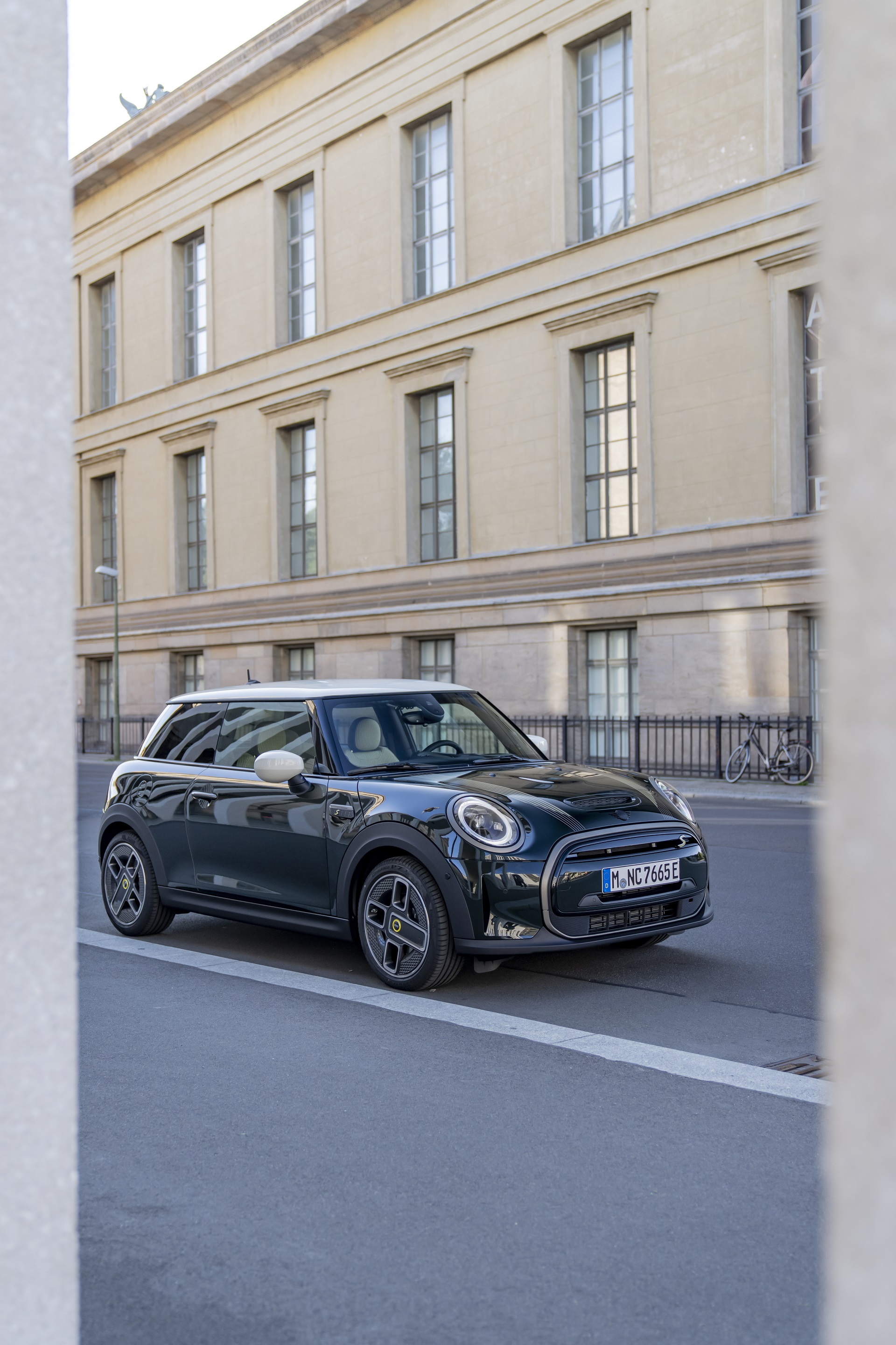2022 Mini Cooper SE Resolute Edition Front Three-Quarter Wallpapers #17 of 104