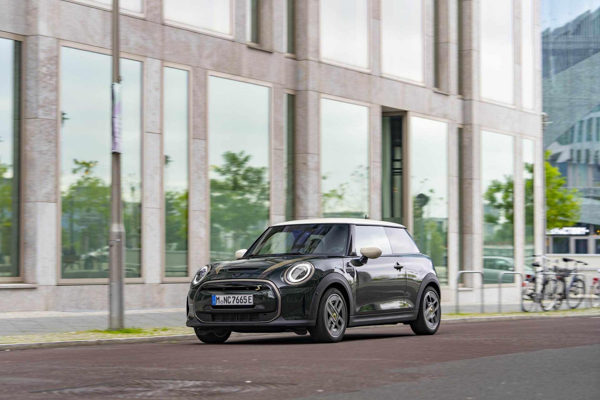 2022 Mini Cooper SE Resolute Edition Front Three-Quarter Wallpapers #50 of 104