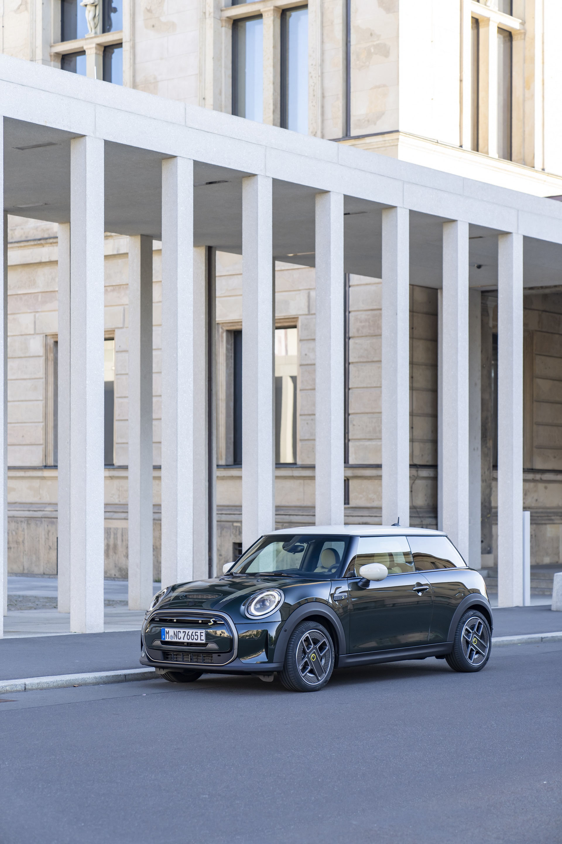 2022 Mini Cooper SE Resolute Edition Front Three-Quarter Wallpapers #18 of 104