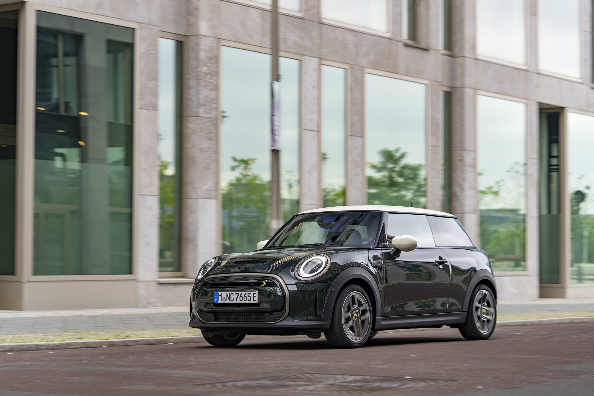 2022 Mini Cooper SE Resolute Edition Front Three-Quarter Wallpapers  #49 of 104