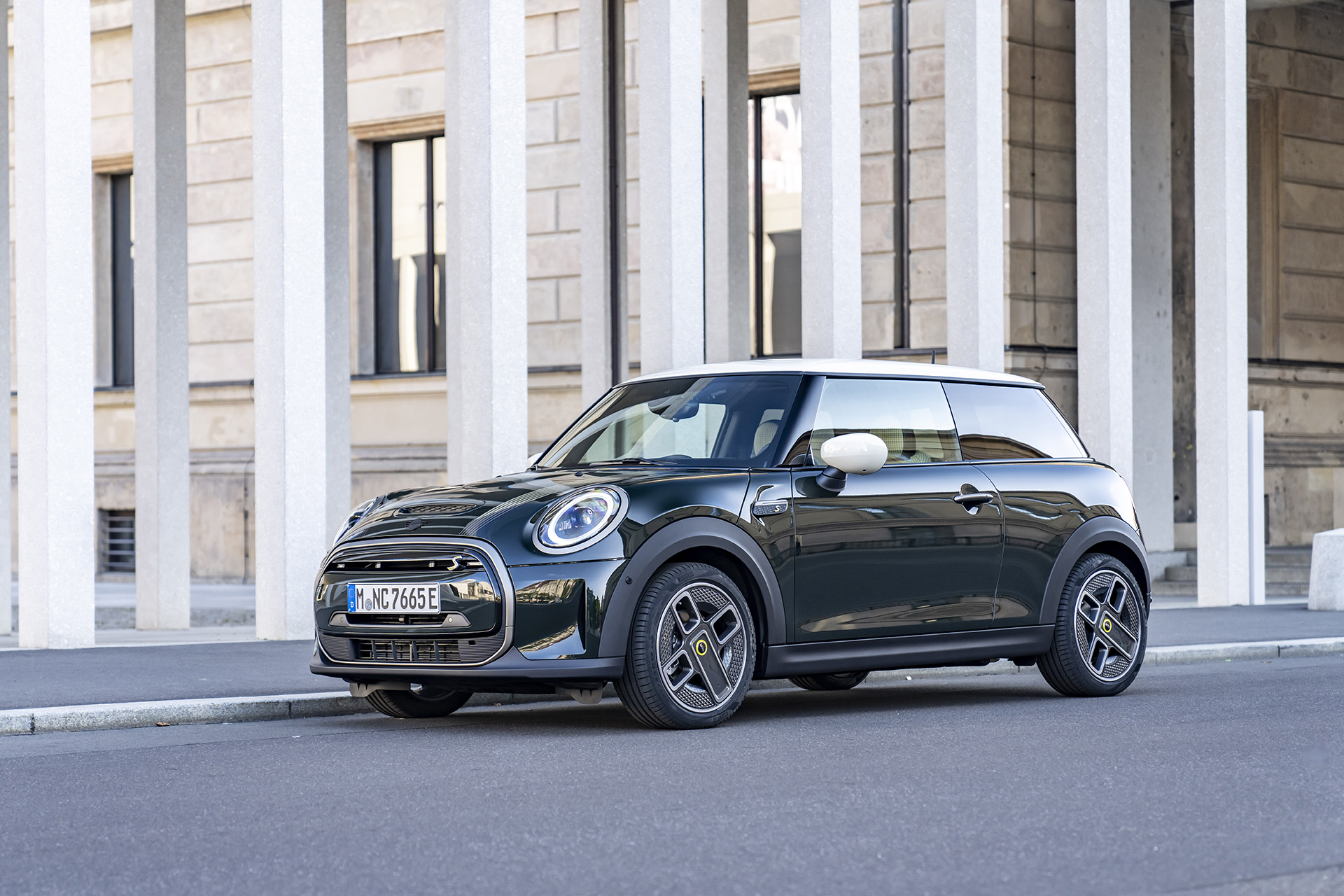 2022 Mini Cooper SE Resolute Edition Front Three-Quarter Wallpapers #25 of 104