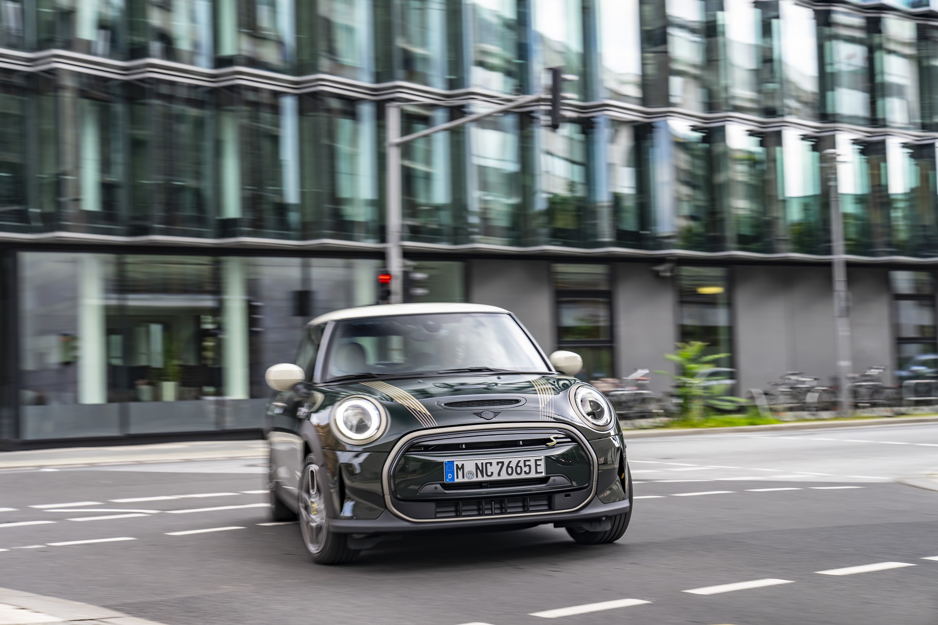 2022 Mini Cooper SE Resolute Edition Front Wallpapers #59 of 104
