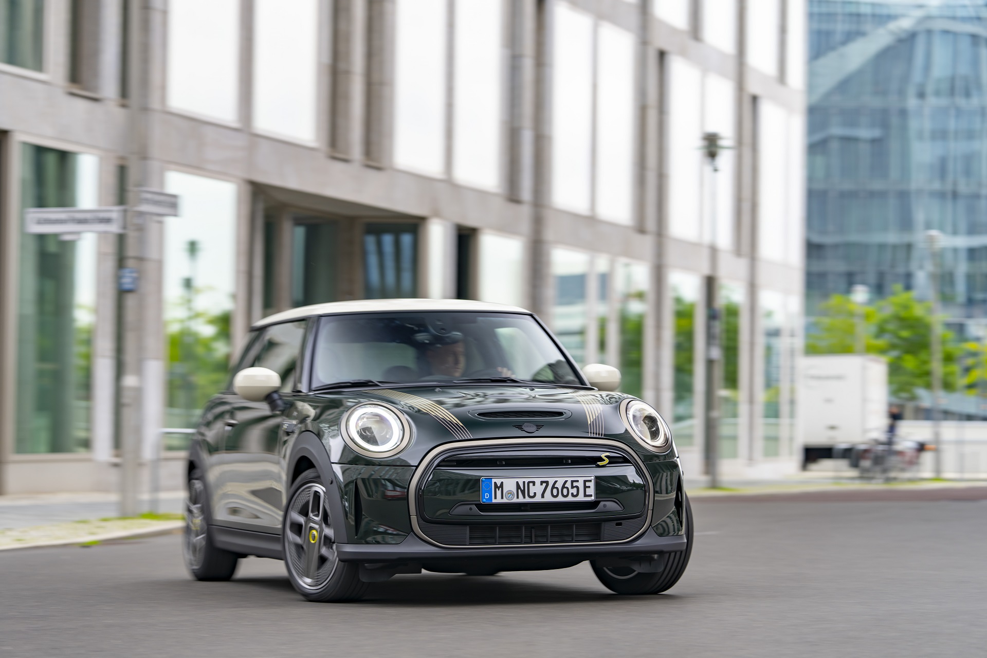 2022 Mini Cooper SE Resolute Edition Front Wallpapers #48 of 104