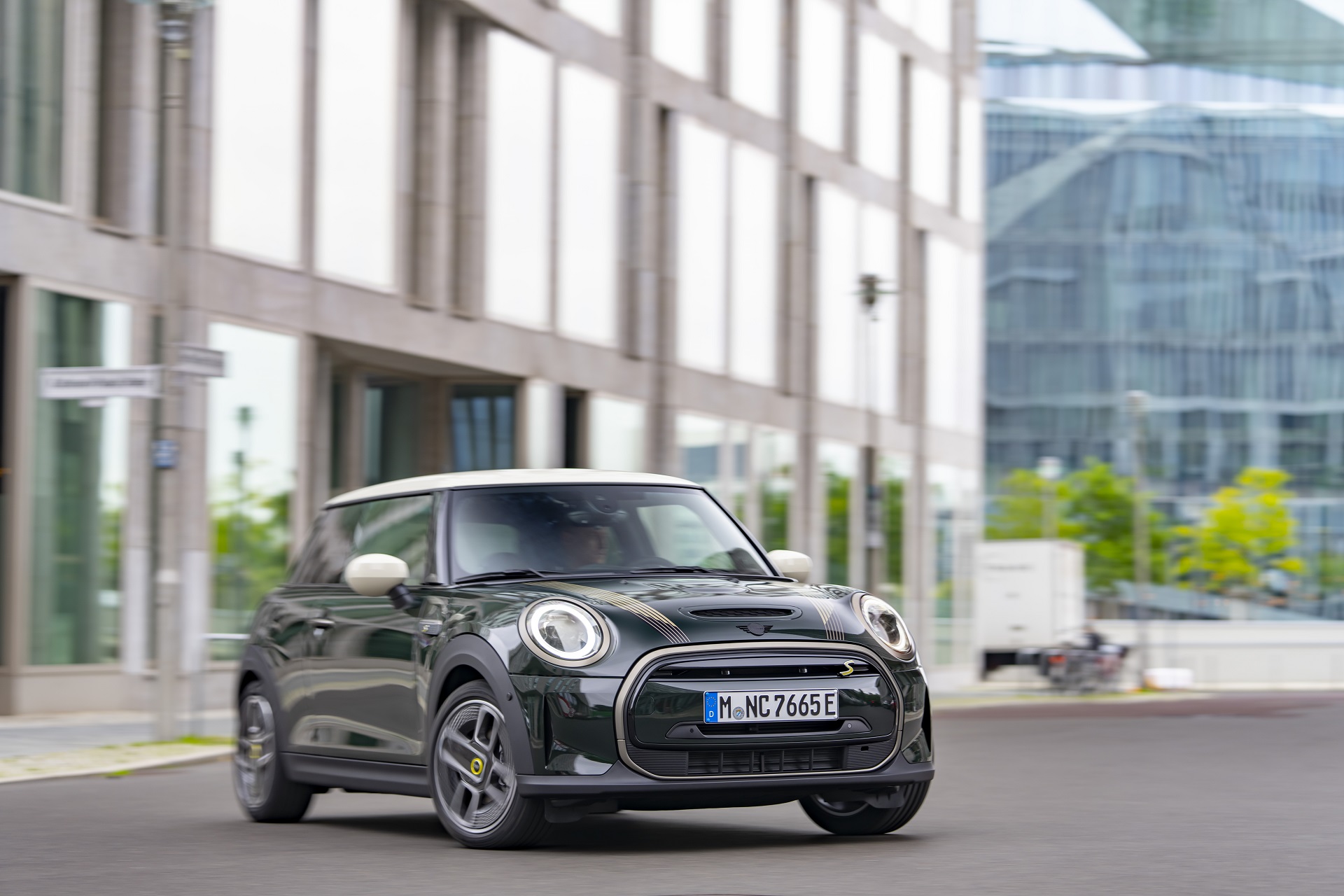2022 Mini Cooper SE Resolute Edition Front Wallpapers #47 of 104