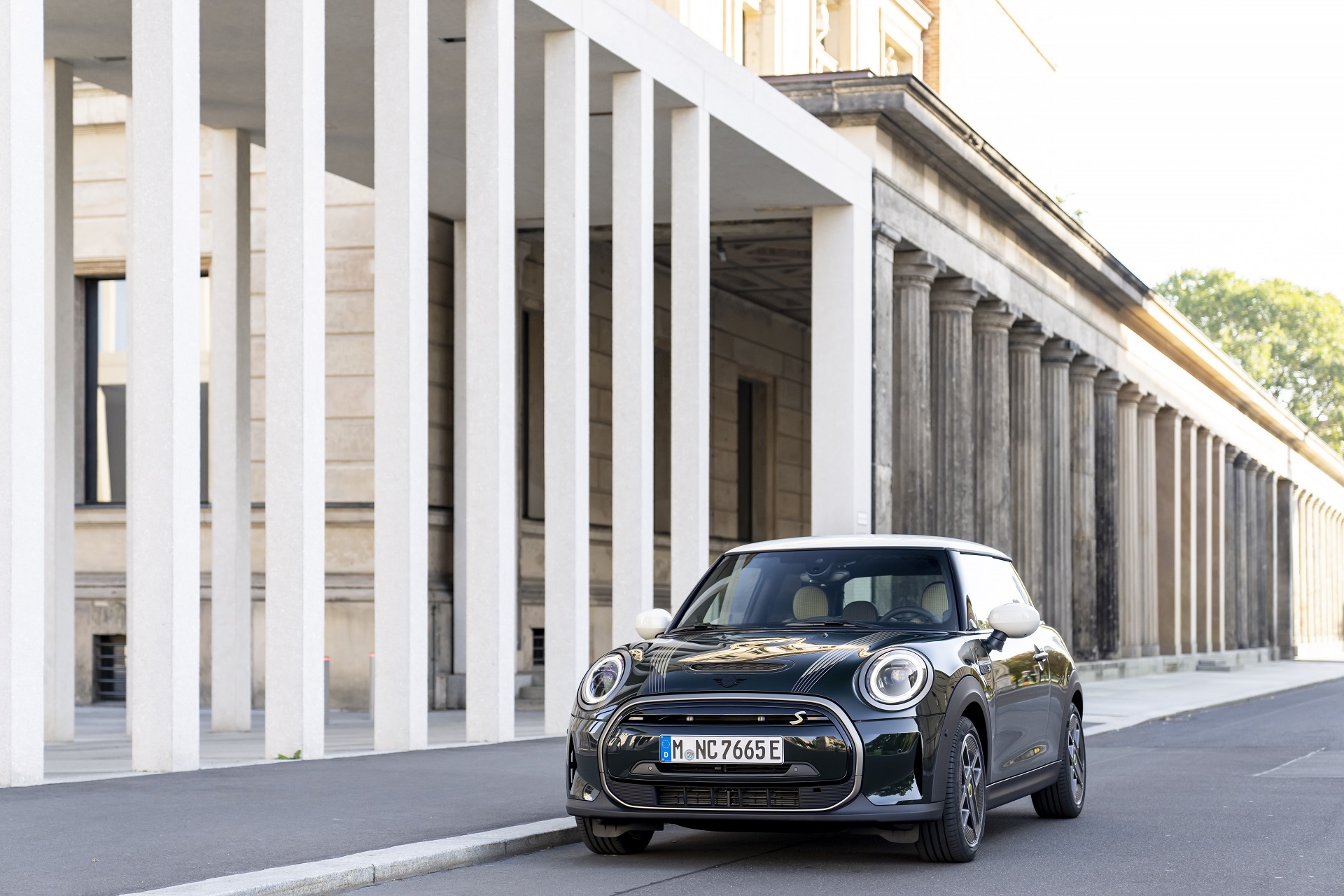 2022 Mini Cooper SE Resolute Edition Front Wallpapers #19 of 104