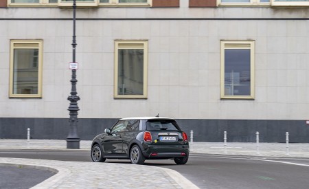 2022 Mini Cooper SE Resolute Edition Rear Three-Quarter Wallpapers 450x275 (3)