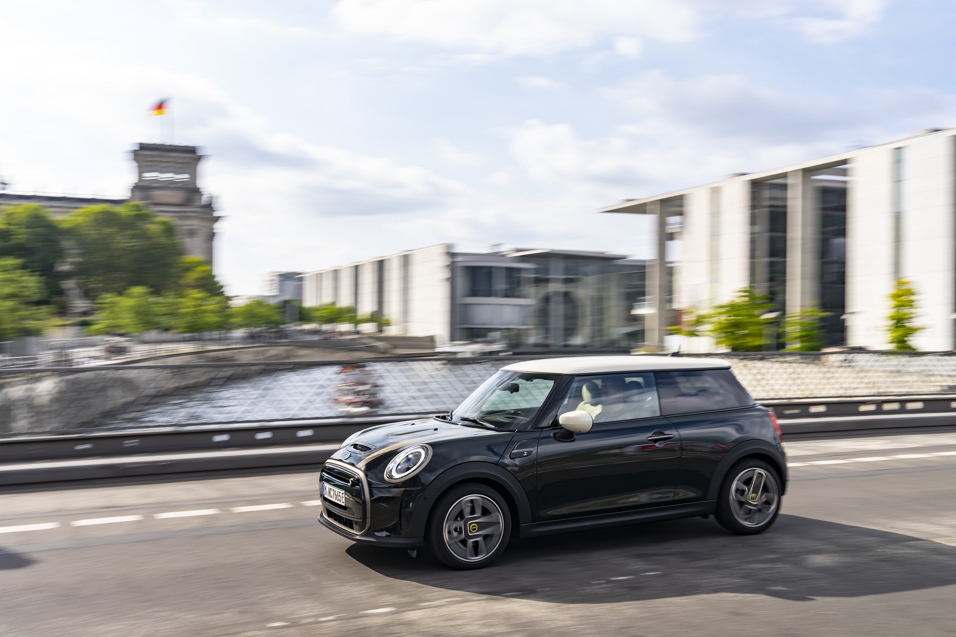 2022 Mini Cooper SE Resolute Edition Side Wallpapers #72 of 104