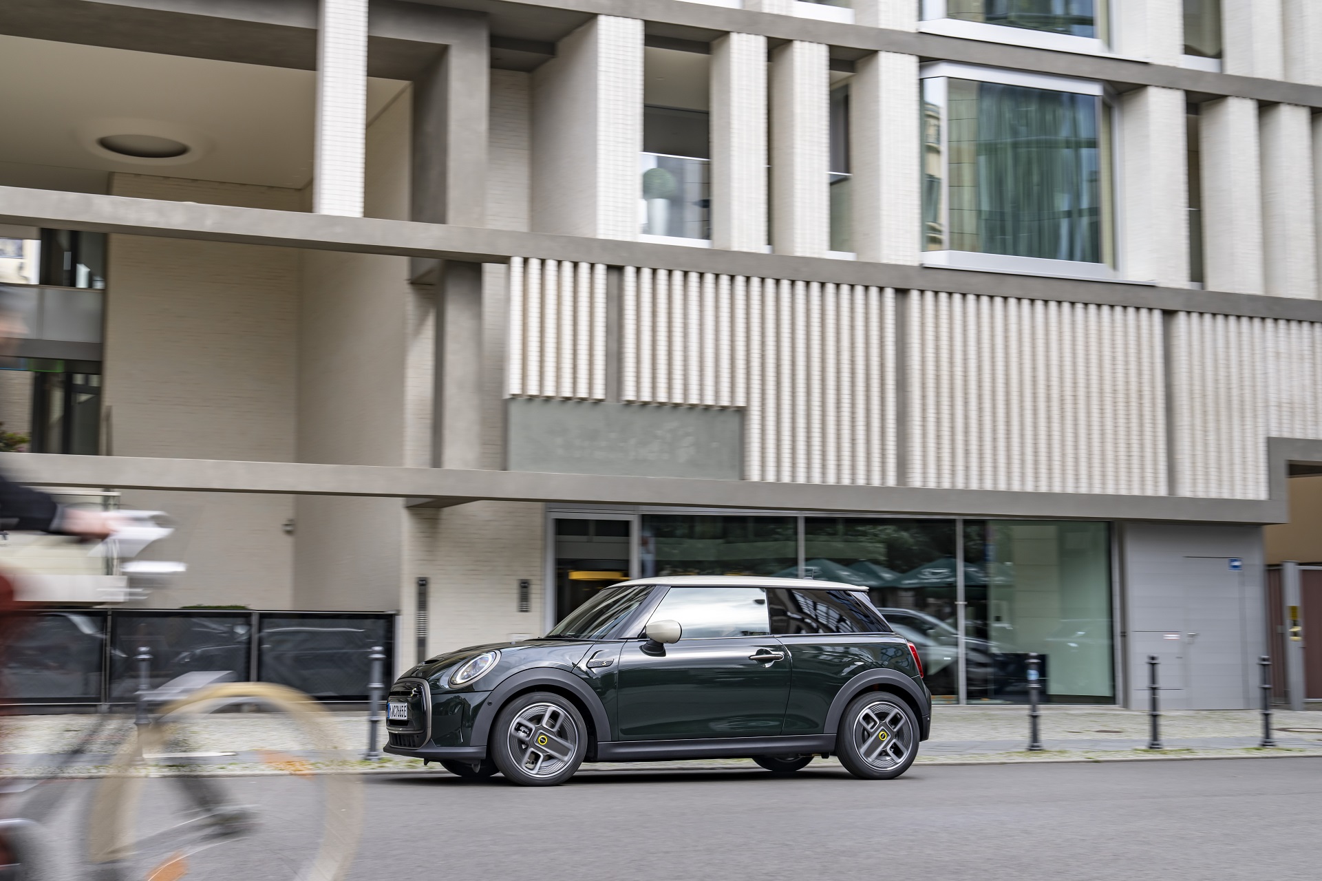 2022 Mini Cooper SE Resolute Edition Side Wallpapers #62 of 104