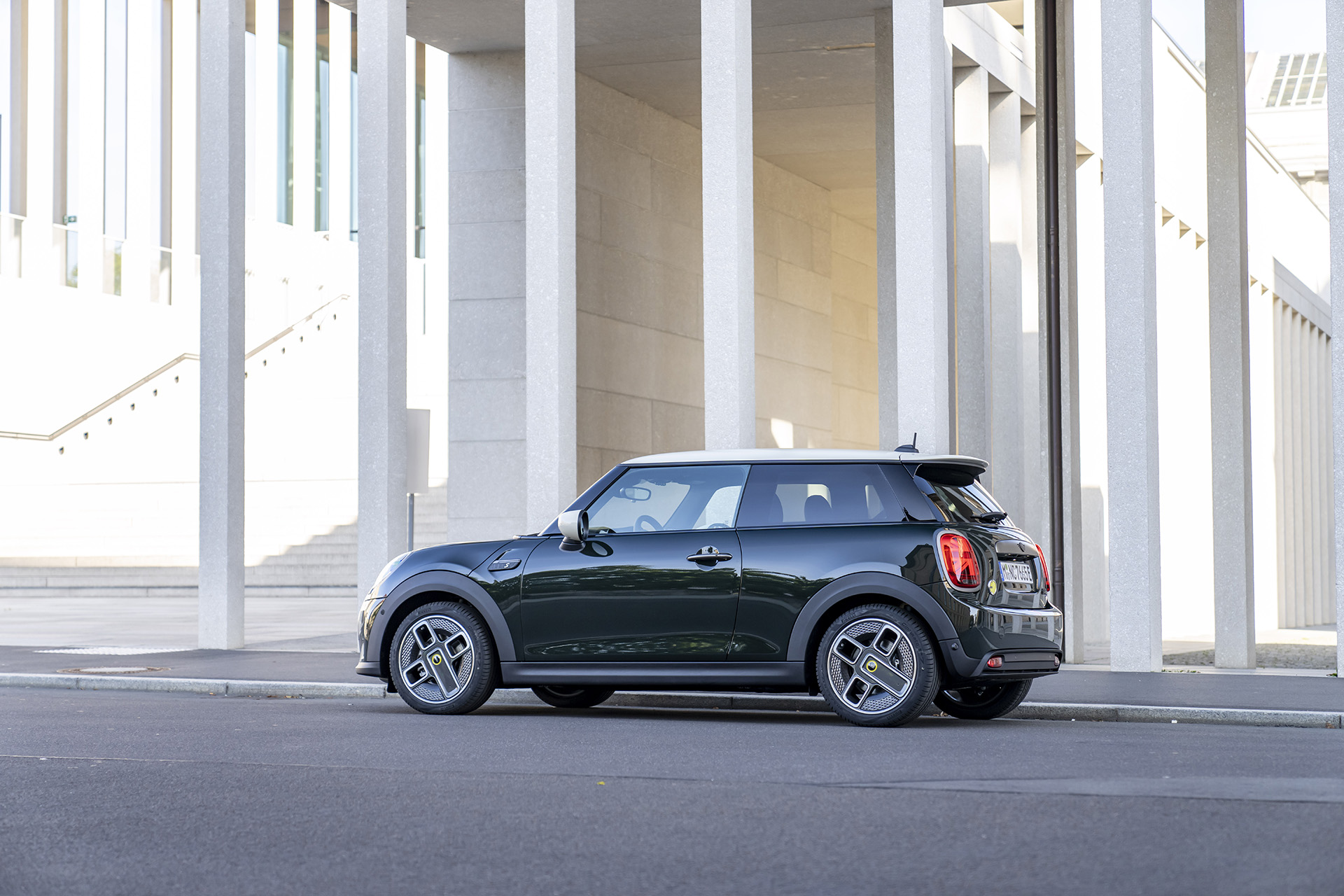 2022 Mini Cooper SE Resolute Edition Side Wallpapers #26 of 104