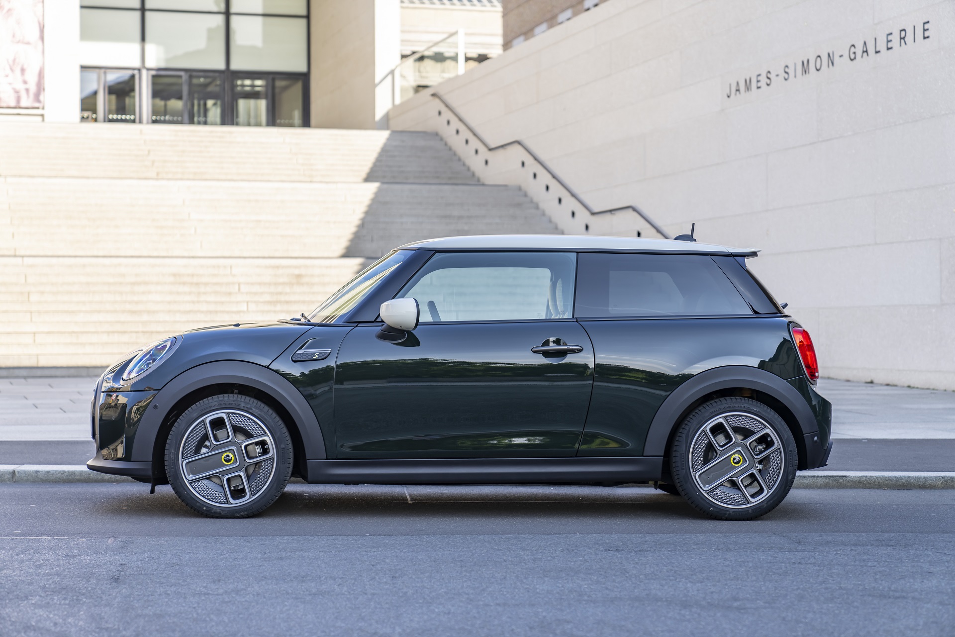 2022 Mini Cooper SE Resolute Edition Side Wallpapers #20 of 104