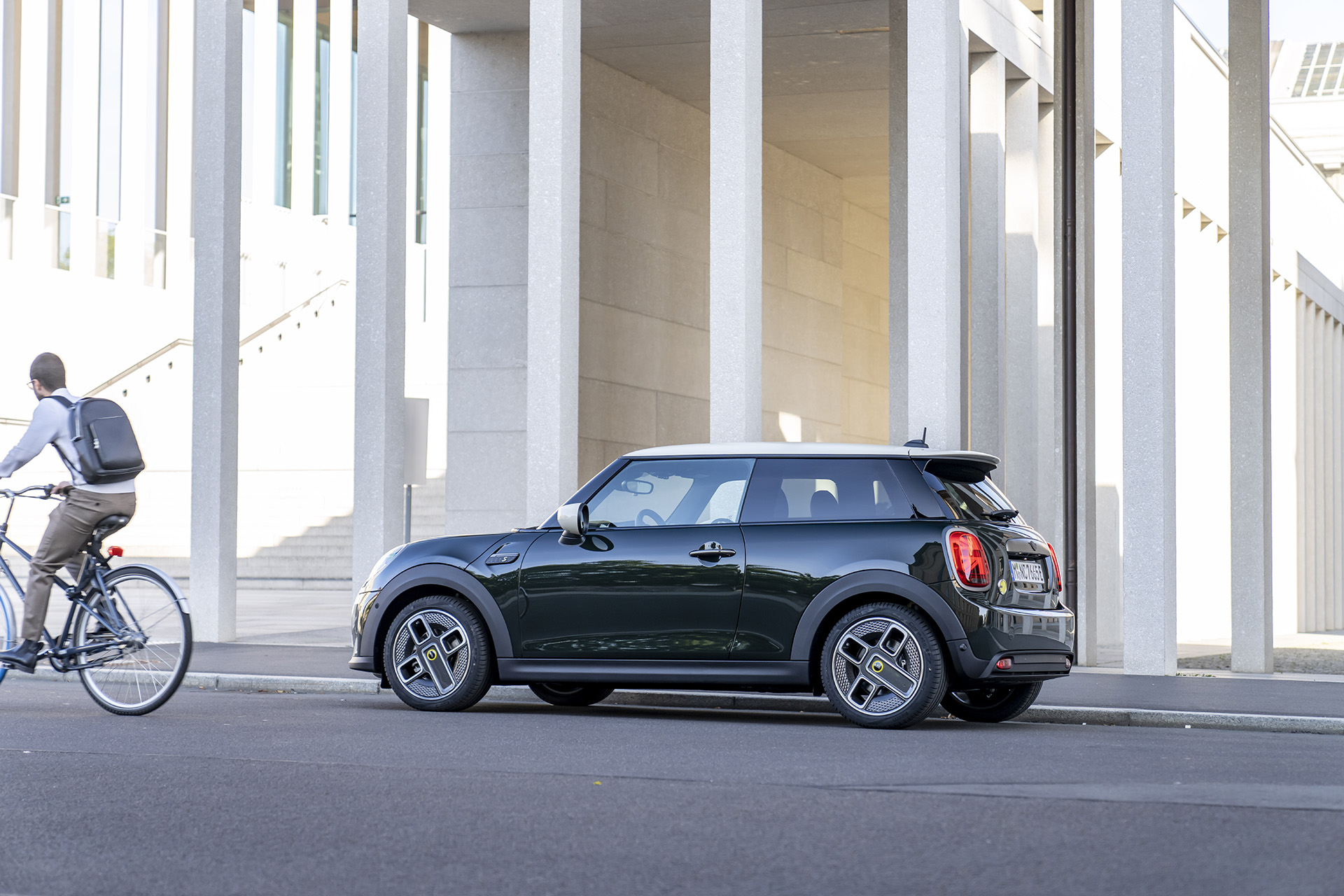 2022 Mini Cooper SE Resolute Edition Side Wallpapers #27 of 104