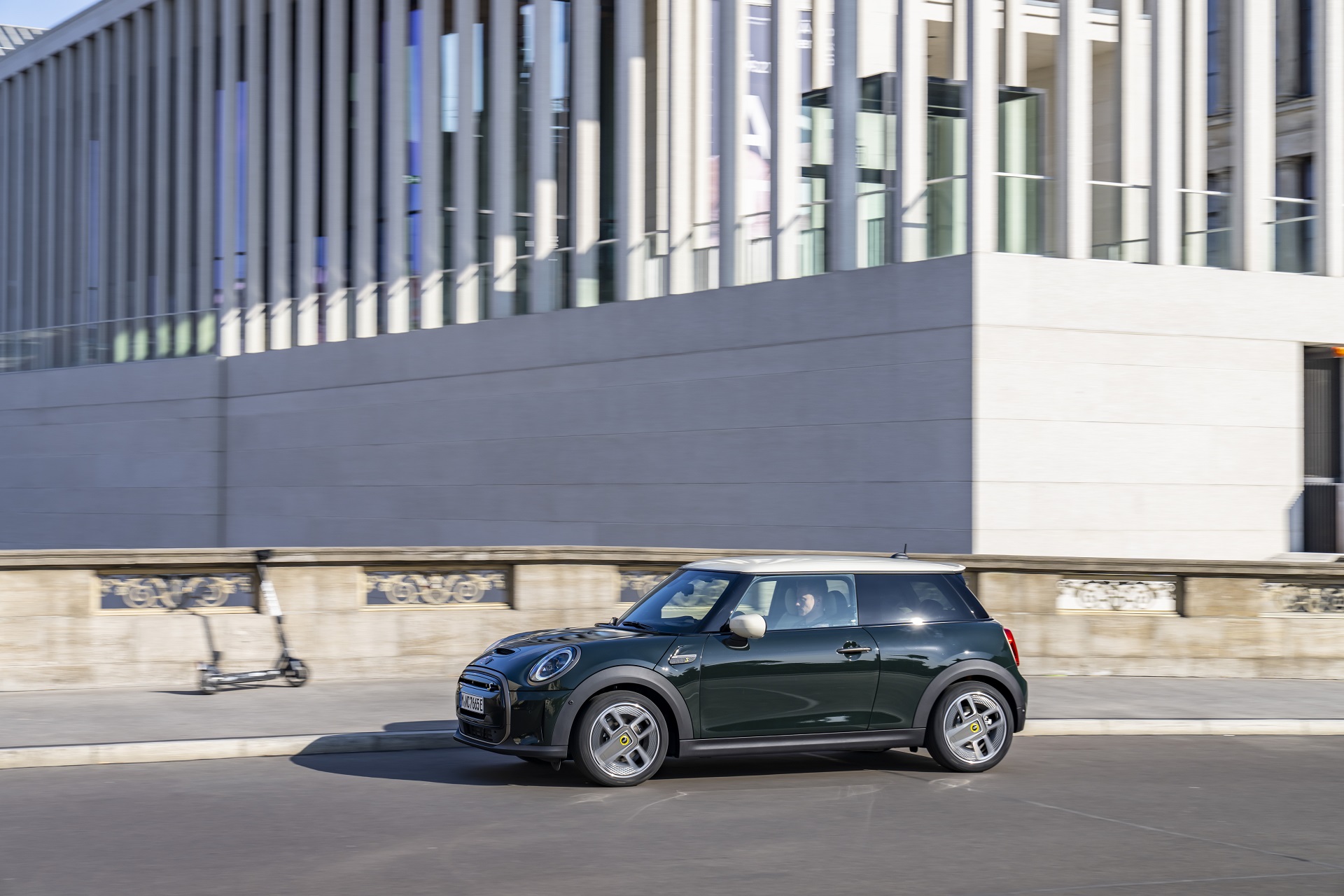 2022 Mini Cooper SE Resolute Edition Side Wallpapers  #21 of 104