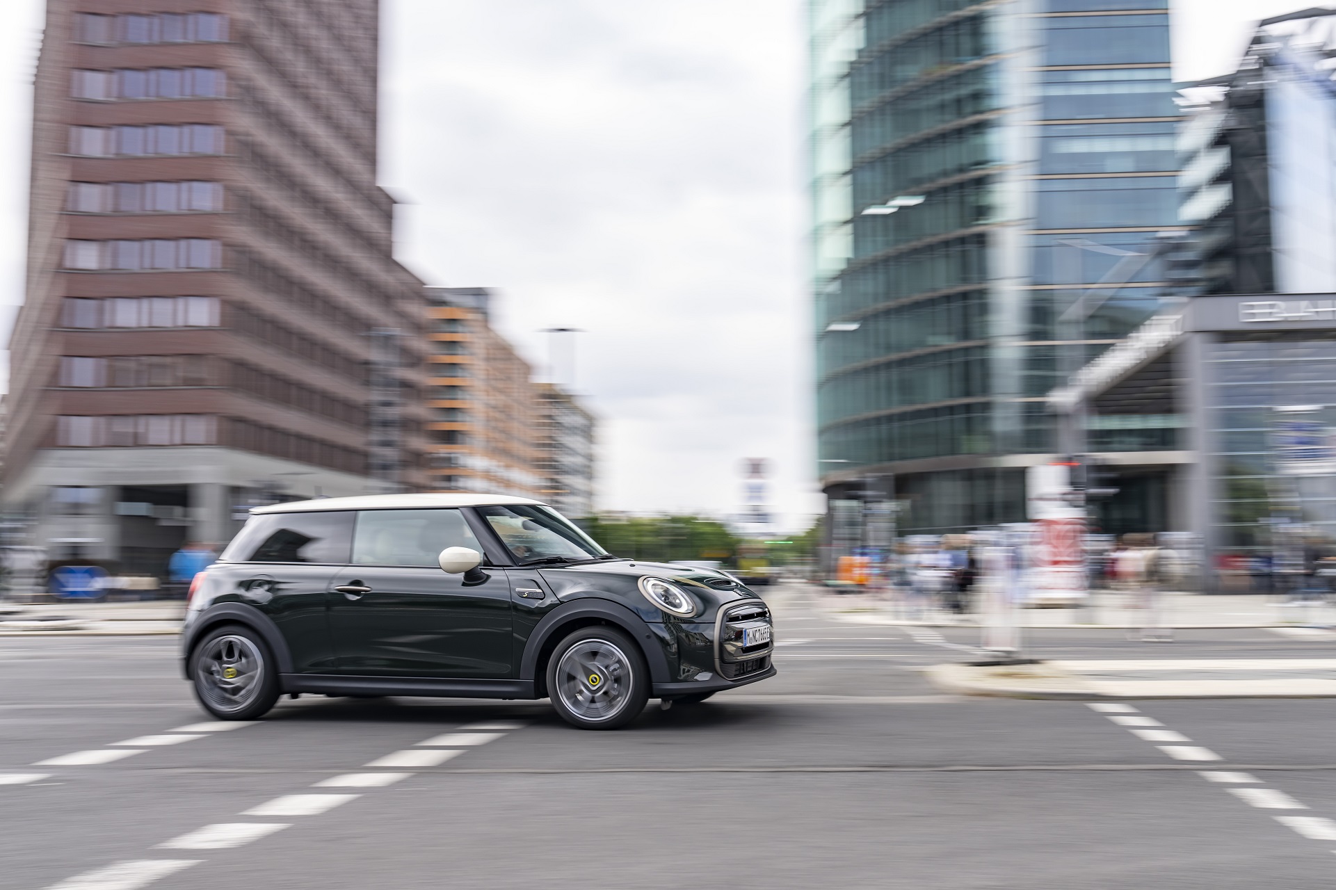 2022 Mini Cooper SE Resolute Edition Side Wallpapers #64 of 104