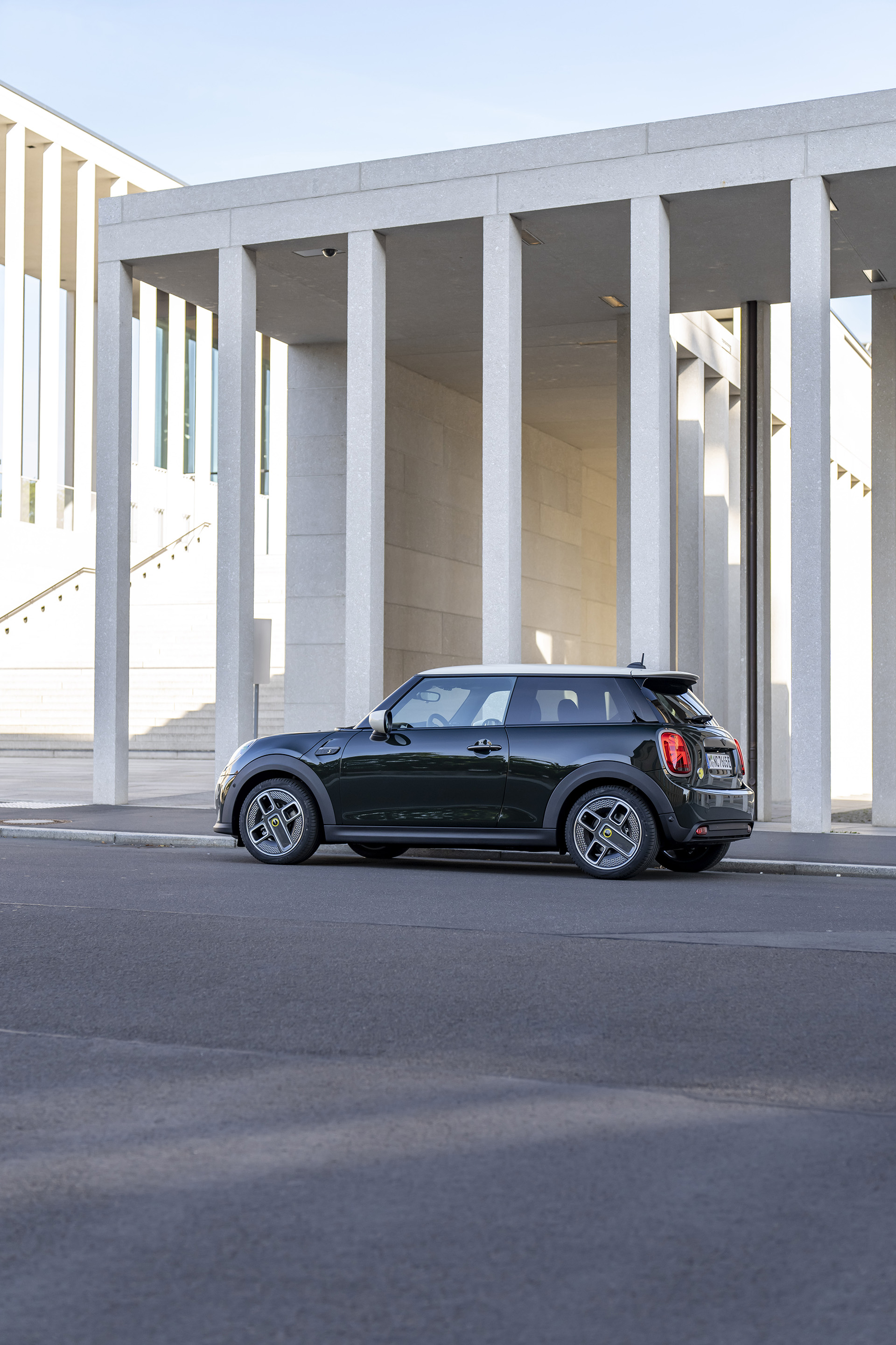 2022 Mini Cooper SE Resolute Edition Side Wallpapers #28 of 104