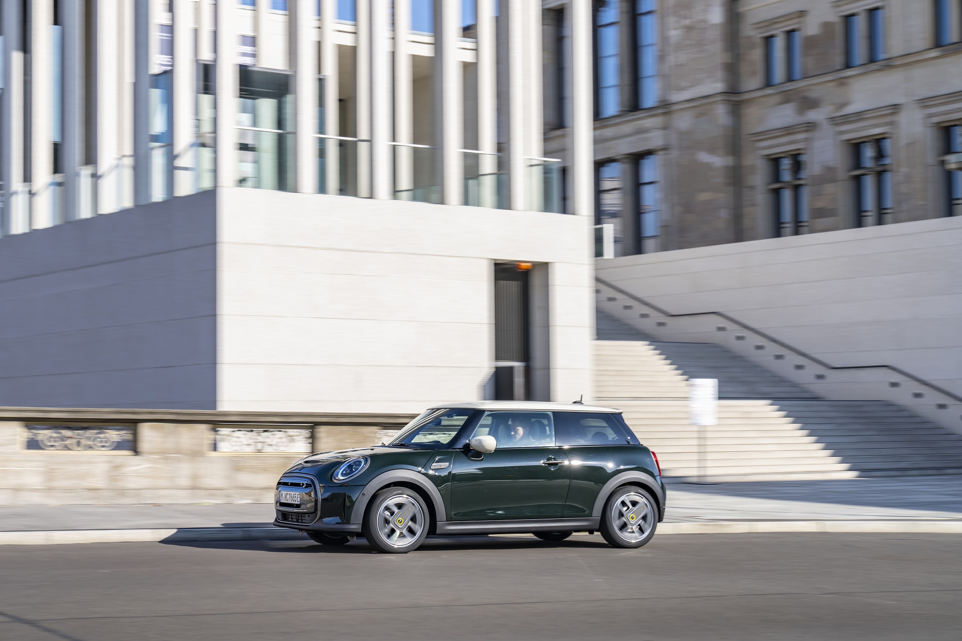 2022 Mini Cooper SE Resolute Edition Side Wallpapers #22 of 104