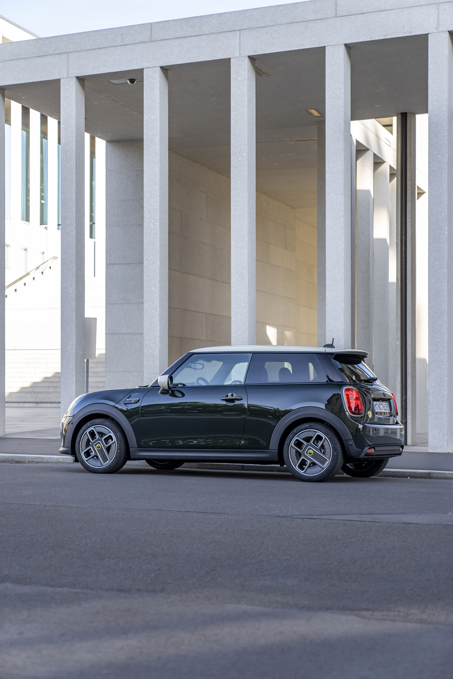 2022 Mini Cooper SE Resolute Edition Side Wallpapers  #29 of 104
