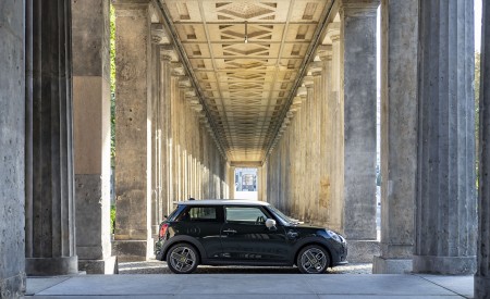 2022 Mini Cooper SE Resolute Edition Side Wallpapers 450x275 (30)
