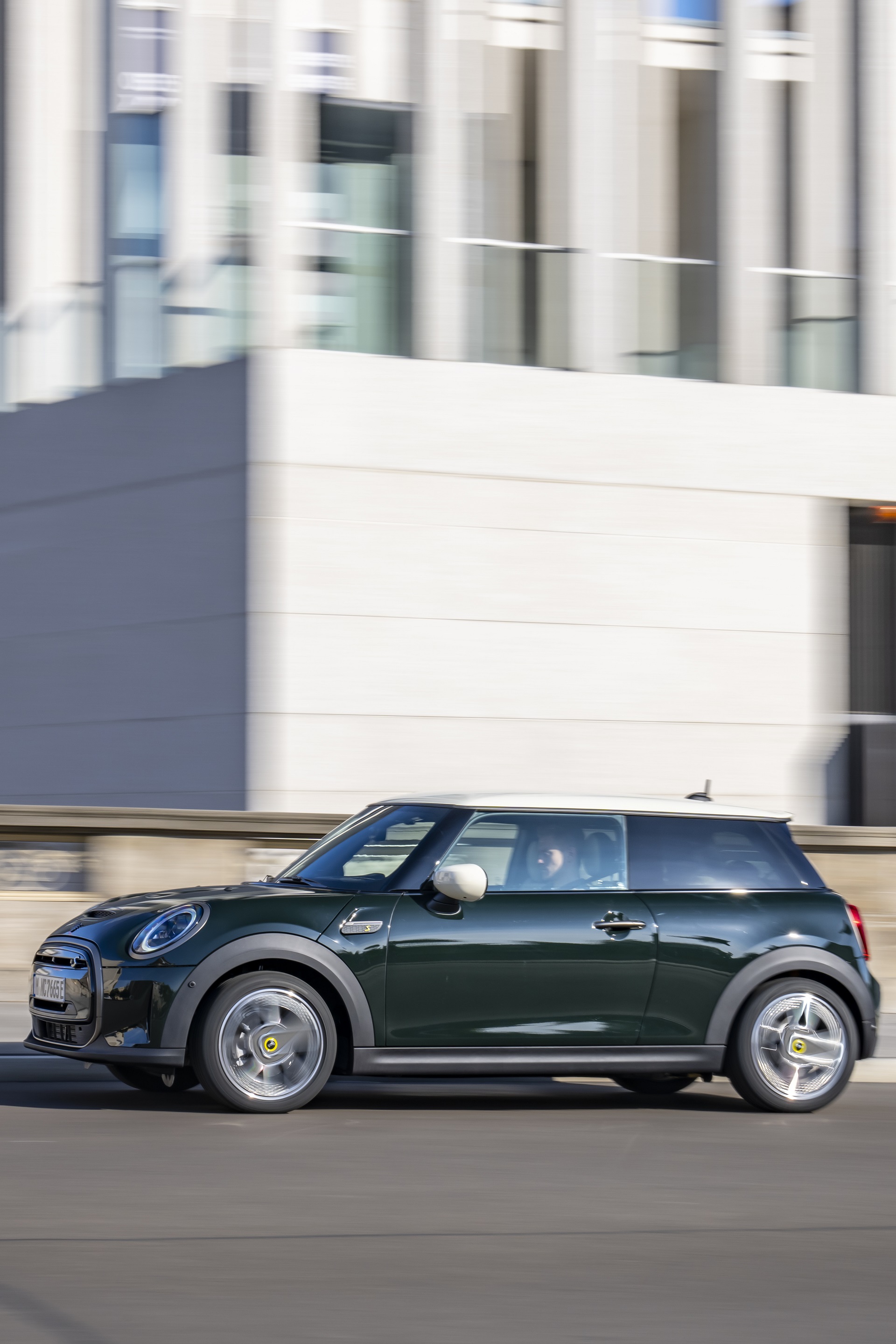 2022 Mini Cooper SE Resolute Edition Side Wallpapers #24 of 104