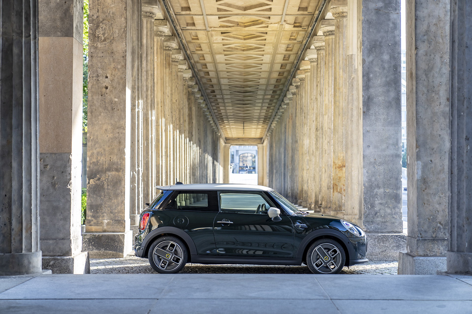2022 Mini Cooper SE Resolute Edition Side Wallpapers #31 of 104