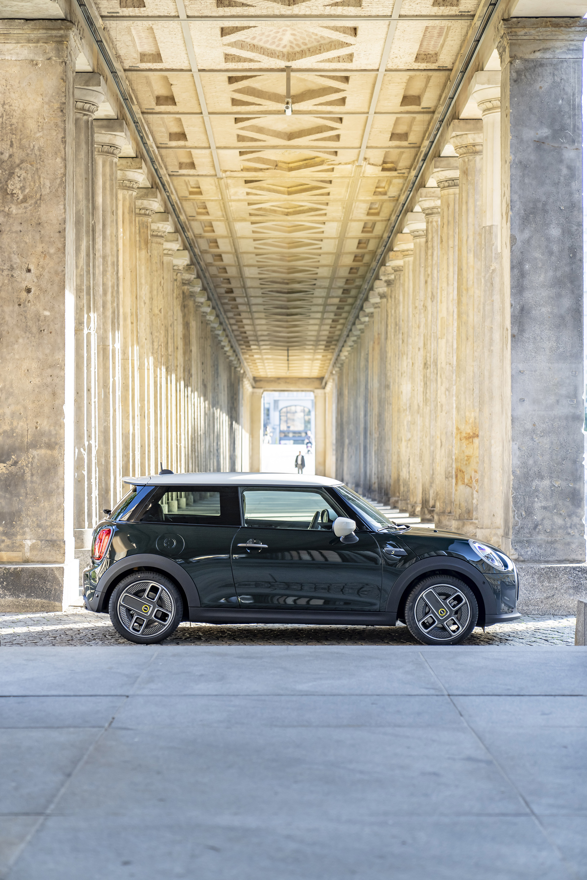 2022 Mini Cooper SE Resolute Edition Side Wallpapers #32 of 104