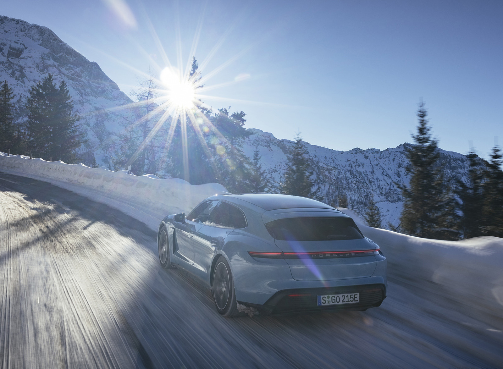 2022 Porsche Taycan 4S Sport Turismo (Color: Frozen Blue Metallic) Rear Three-Quarter Wallpapers (6)
