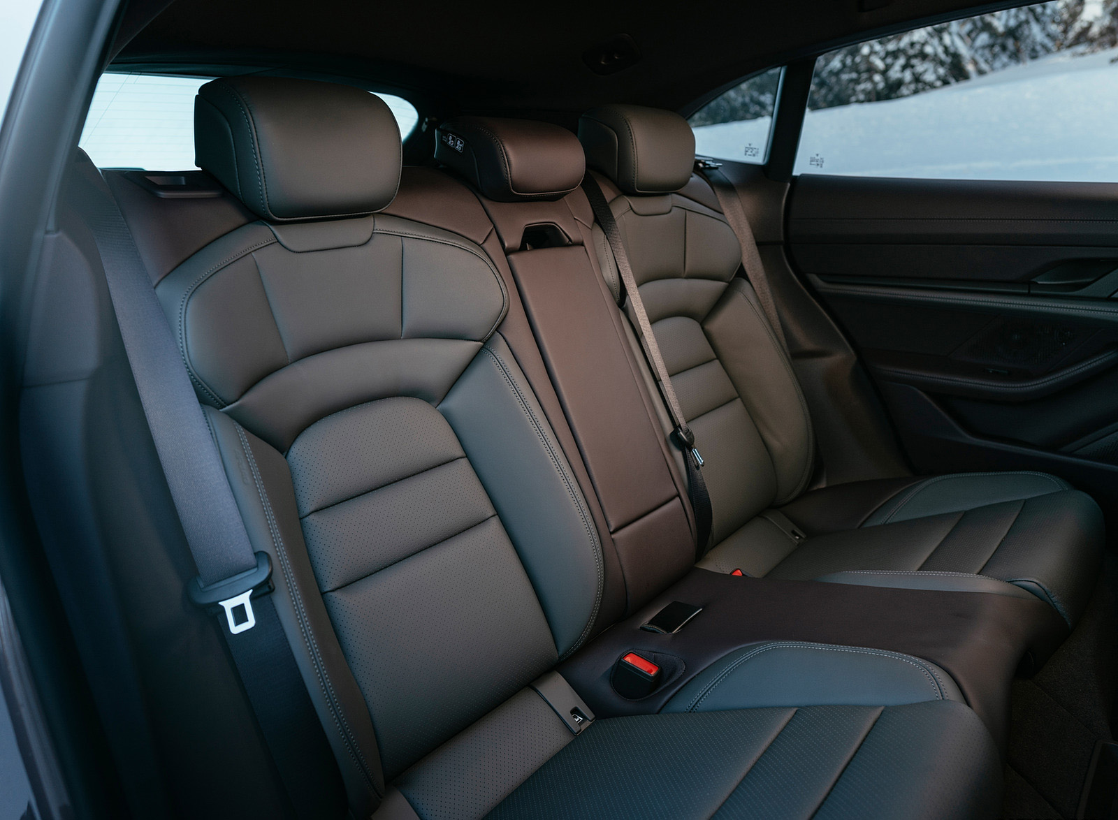 2022 Porsche Taycan Sport Turismo (Color: Frozen Berry Metallic) Interior Rear Seats Wallpapers #31 of 32