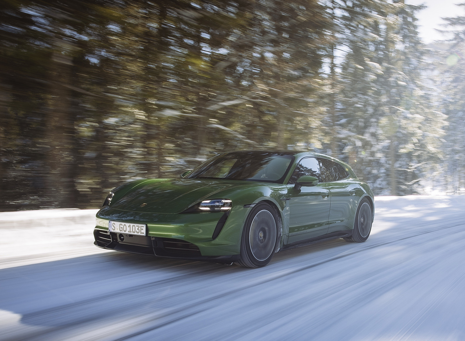 2022 Porsche Taycan Turbo S Sport Turismo (Color: Mamba Green Metallic) Front Three-Quarter Wallpapers (3)