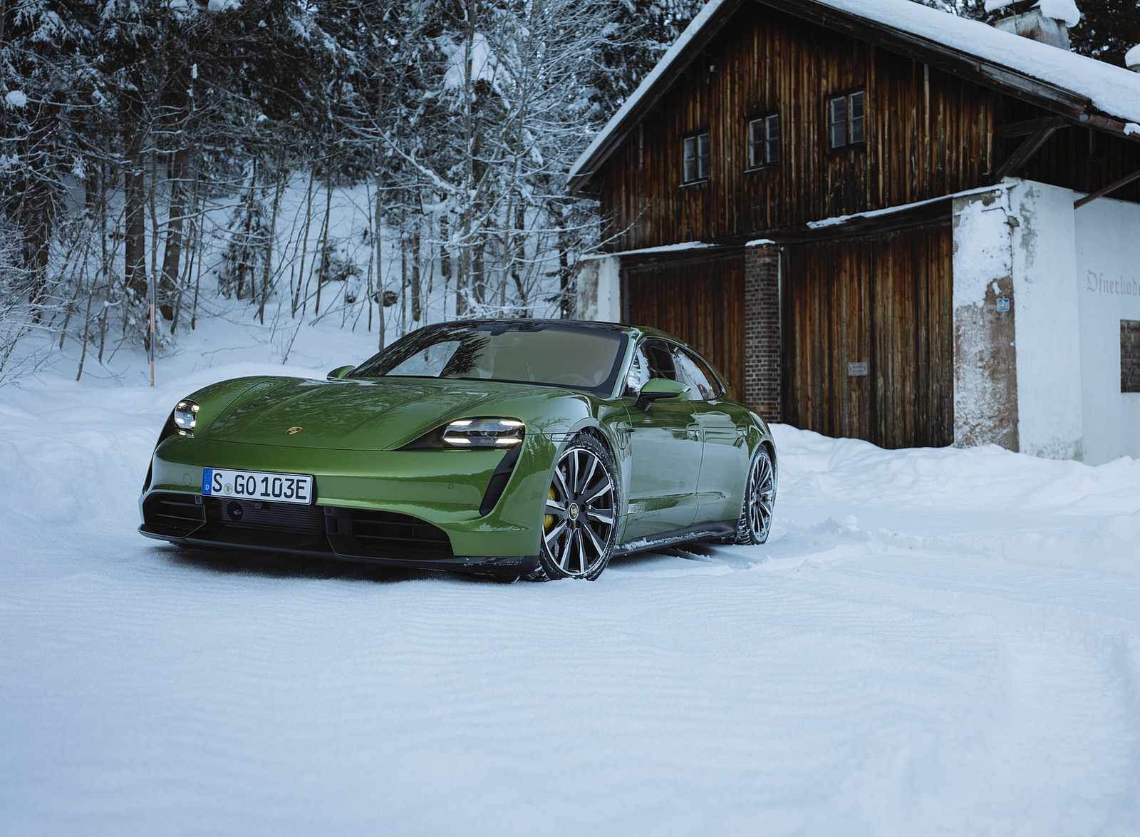 2022 Porsche Taycan Turbo S Sport Turismo (Color: Mamba Green Metallic) Front Wallpapers #18 of 27