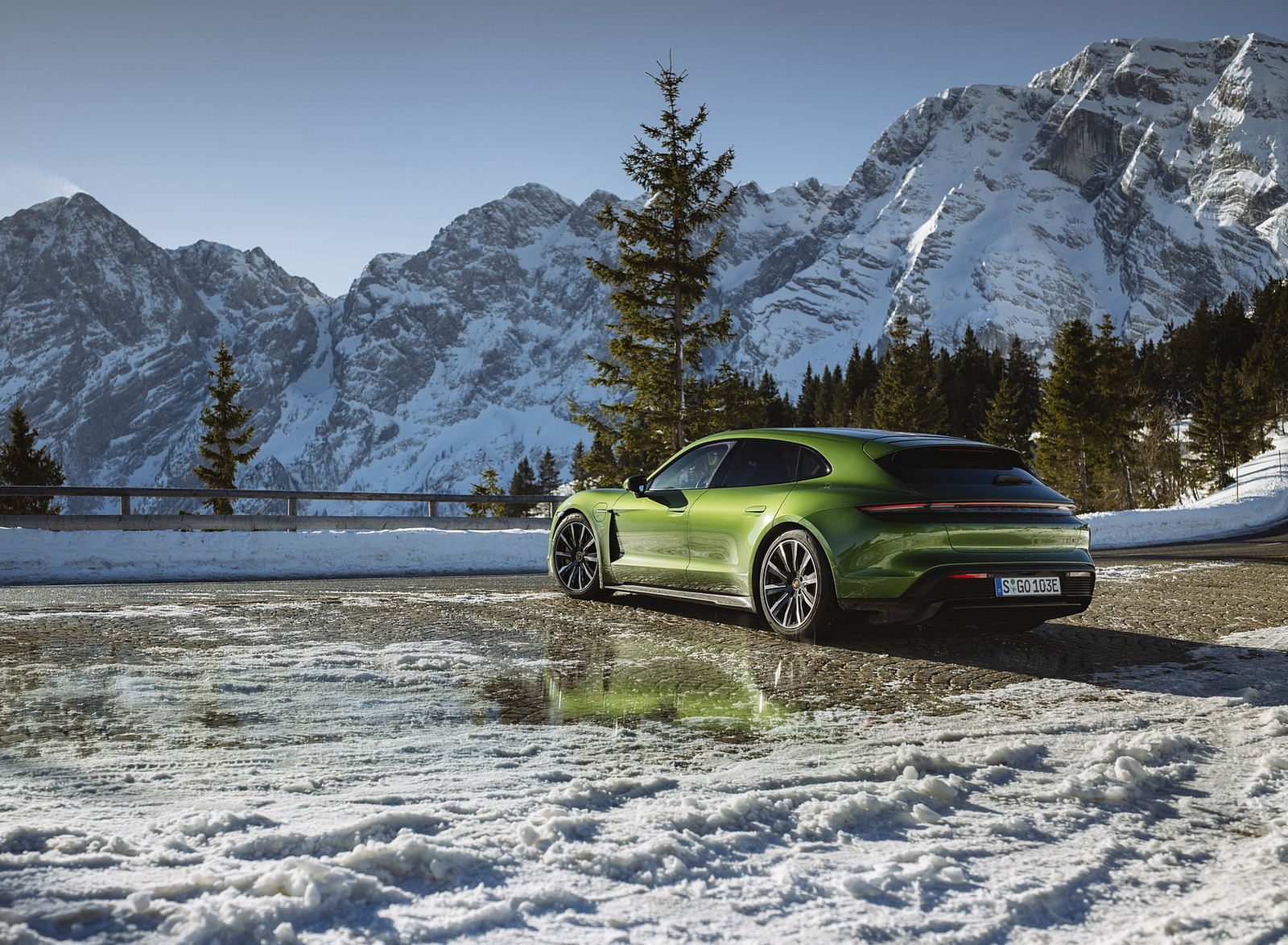 2022 Porsche Taycan Turbo S Sport Turismo (Color: Mamba Green Metallic) Rear Three-Quarter Wallpapers #16 of 27