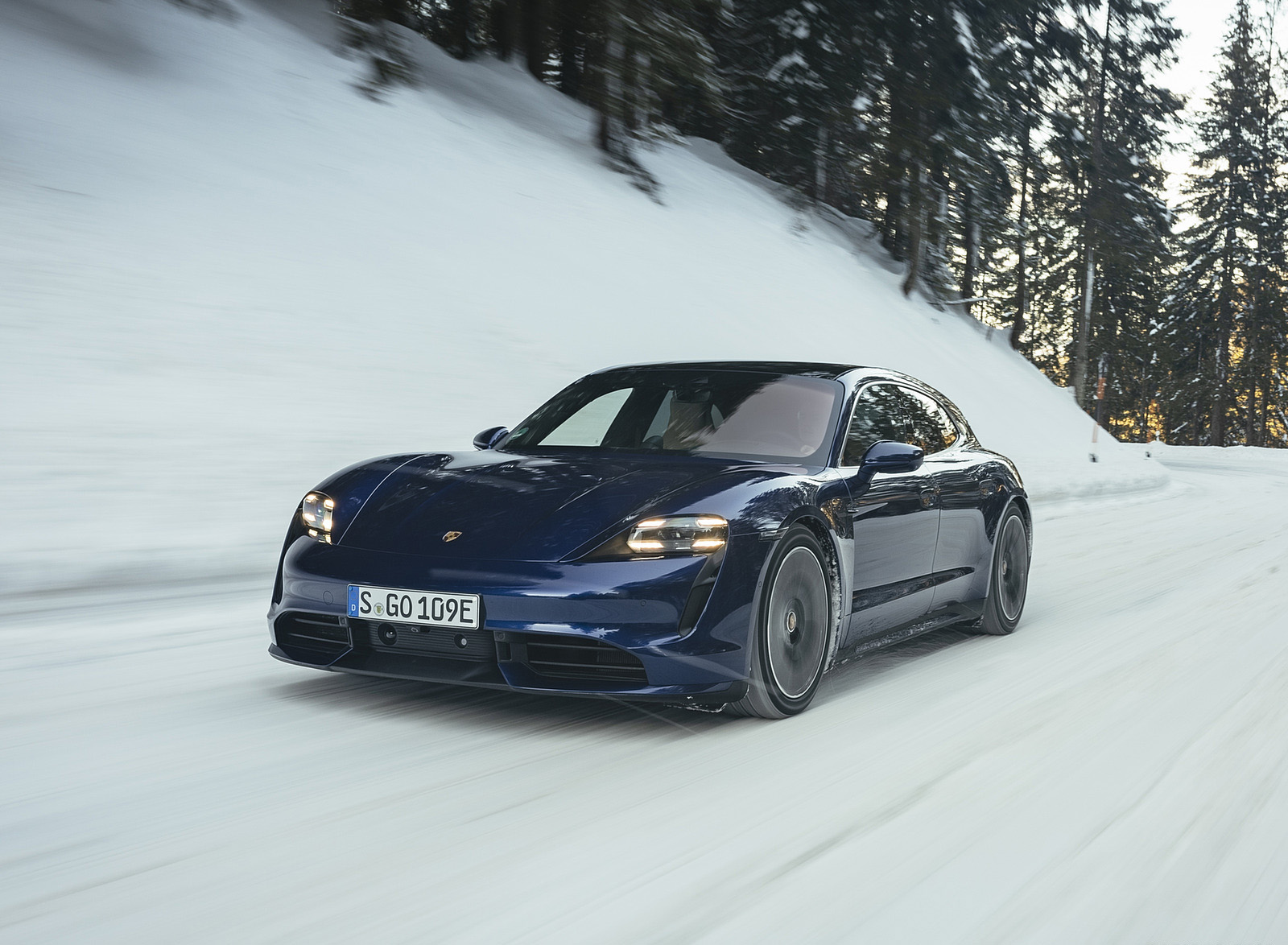 2022 Porsche Taycan Turbo Sport Turismo (Color: Gentian Blue Metallic) Front Three-Quarter Wallpapers #1 of 19