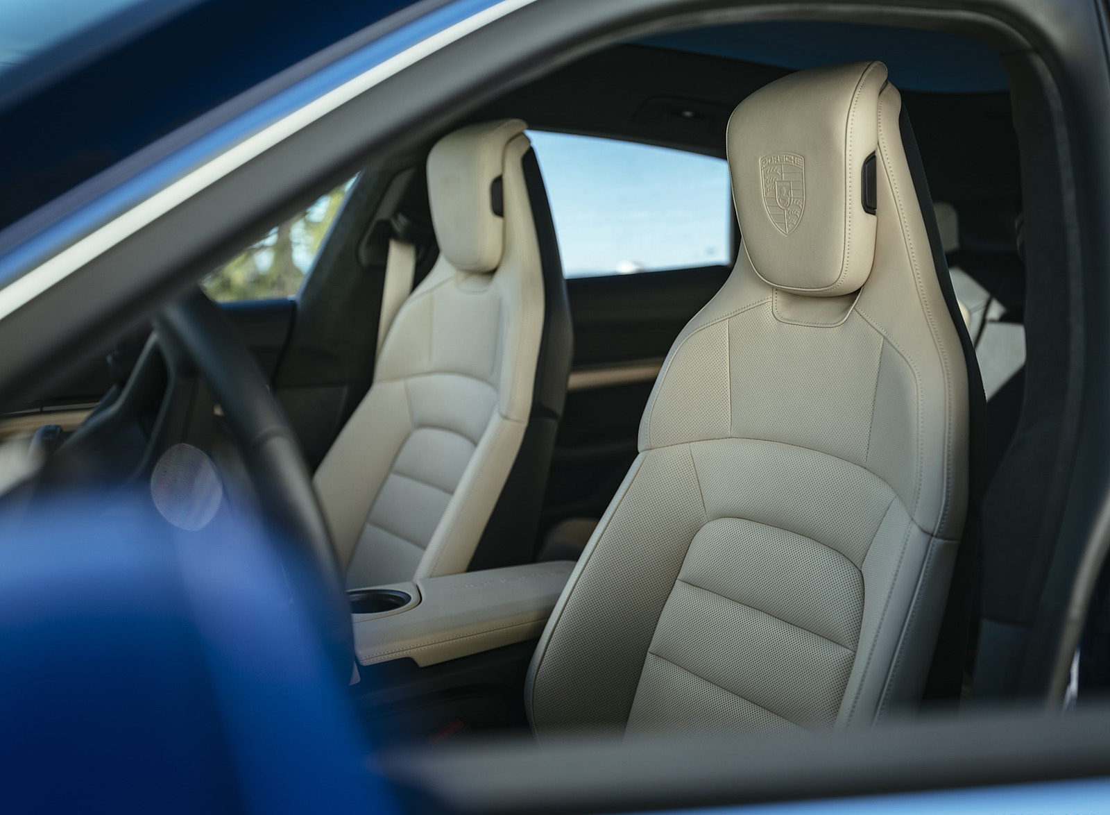 2022 Porsche Taycan Turbo Sport Turismo (Color: Gentian Blue Metallic) Interior Front Seats Wallpapers #16 of 19