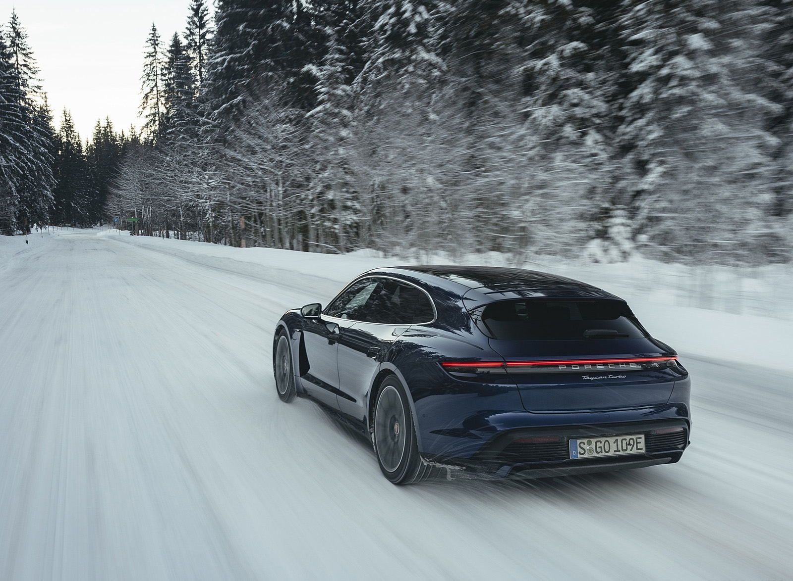 2022 Porsche Taycan Turbo Sport Turismo (Color: Gentian Blue Metallic) Rear Three-Quarter Wallpapers #3 of 19