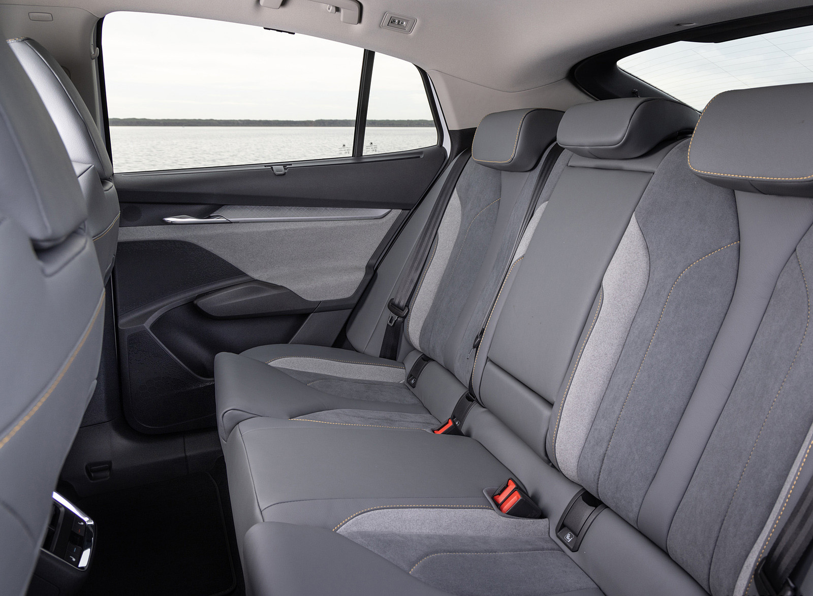 2022 Škoda ENYAQ Coupe iV (Color: Moon White) Interior Rear Seats Wallpapers #75 of 173