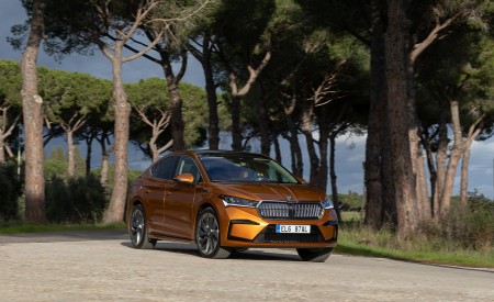 2022 Škoda ENYAQ Coupe iV (Color: Phoenix Orange) Front Three-Quarter Wallpapers 450x275 (107)