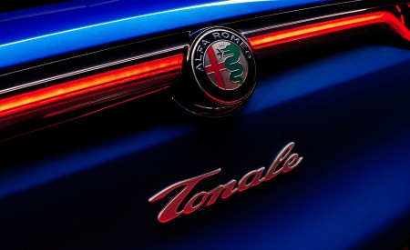 2023 Alfa Romeo Tonale Badge Wallpapers 450x275 (14)