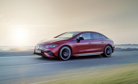 2023 Mercedes-AMG EQE 43 4MATIC (Color: MANUFAKTUR hyacinth red) Front Three-Quarter Wallpapers 450x275 (3)