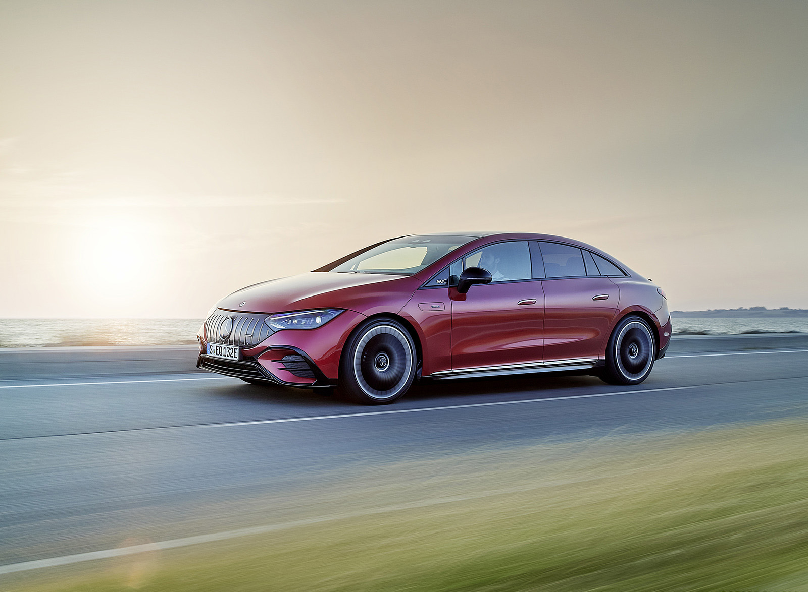 2023 Mercedes-AMG EQE 43 4MATIC (Color: MANUFAKTUR hyacinth red) Front Three-Quarter Wallpapers #3 of 241