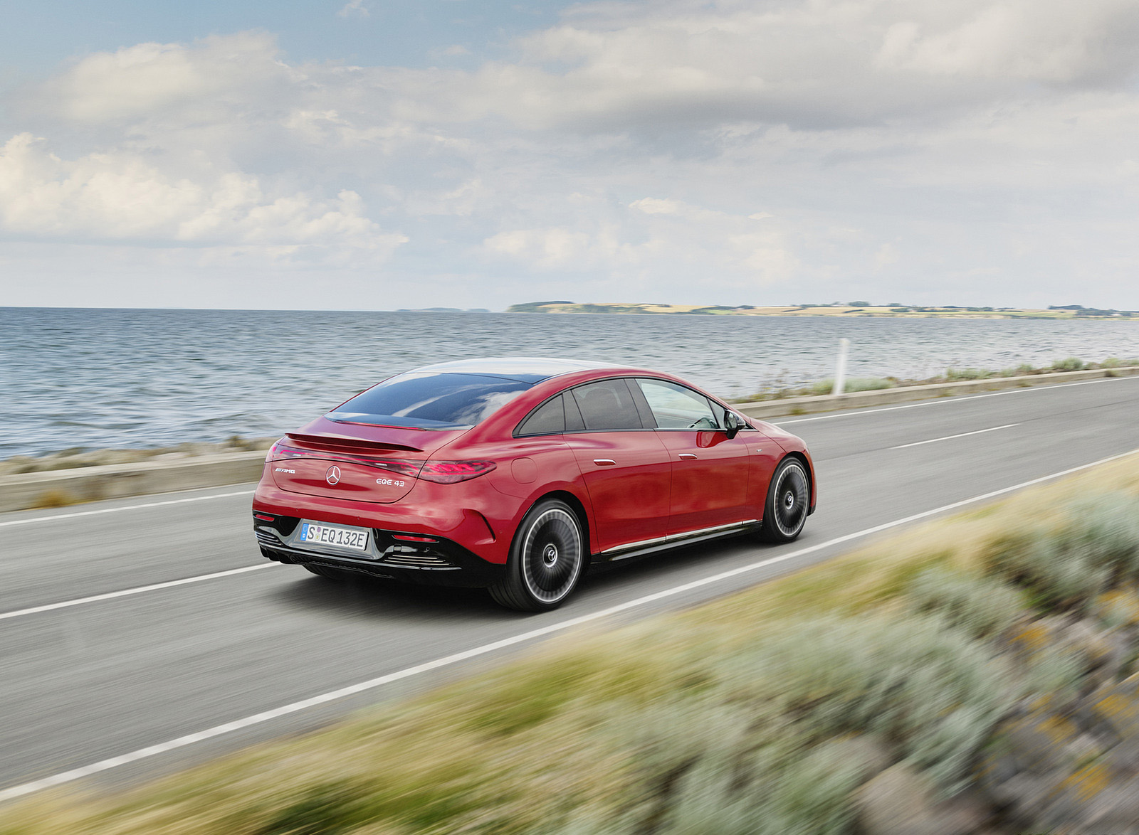 2023 Mercedes-AMG EQE 43 4MATIC (Color: MANUFAKTUR hyacinth red) Rear Three-Quarter Wallpapers (7)