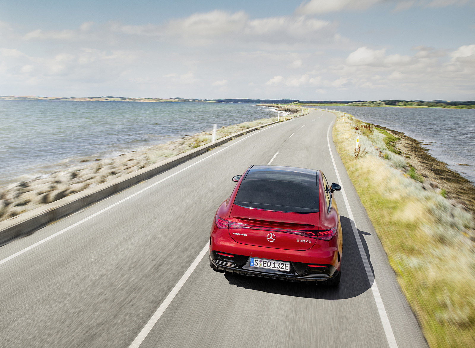 2023 Mercedes-AMG EQE 43 4MATIC (Color: MANUFAKTUR hyacinth red) Rear Wallpapers #8 of 241