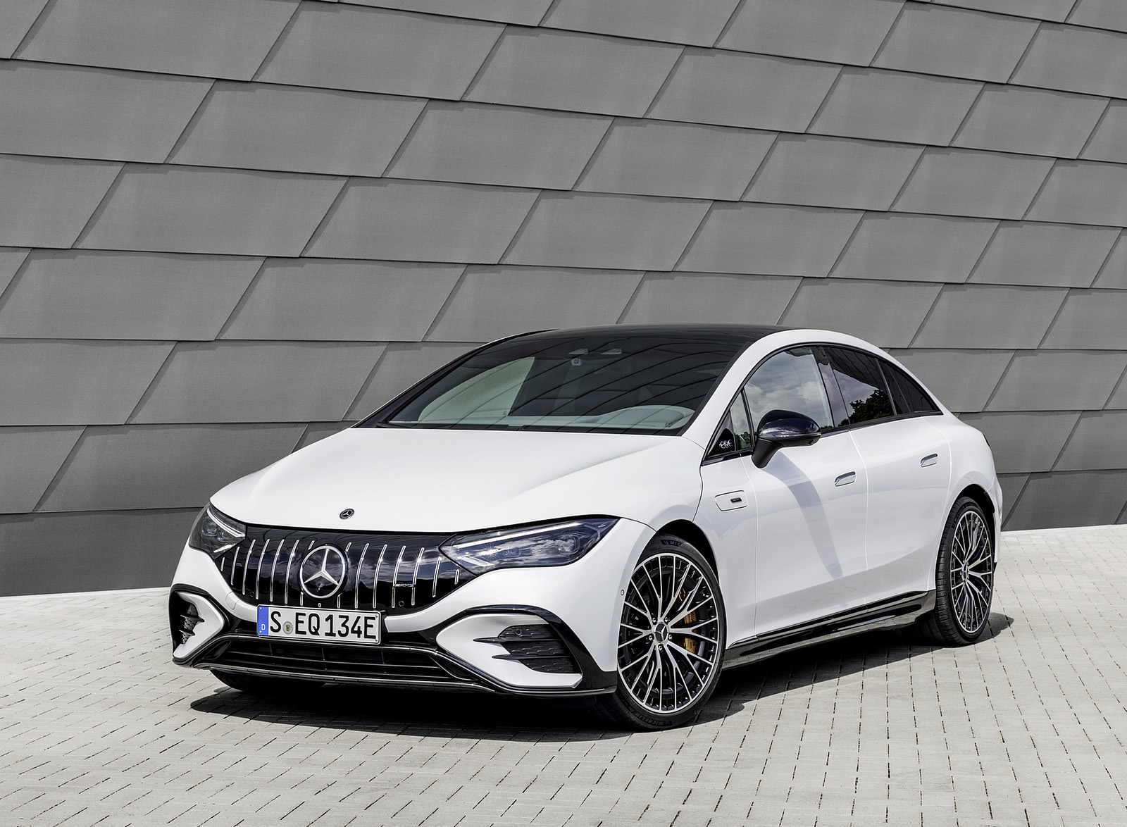 2023 Mercedes-AMG EQE 53 4MATIC+ (Color: Opalite White Bright) Front Three-Quarter Wallpapers #59 of 241