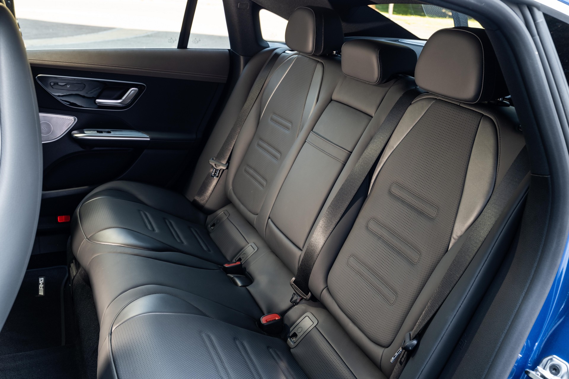 2023 Mercedes-AMG EQE 53 4MATIC+ (Color: Spectral Blue) Interior Rear Seats Wallpapers #173 of 241