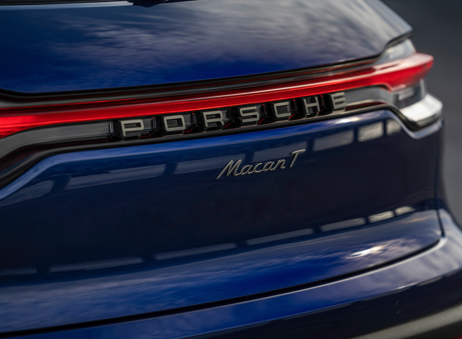 2023 Porsche Macan T (Color: Gentian Blue Metallic) Detail Wallpapers #201 of 225