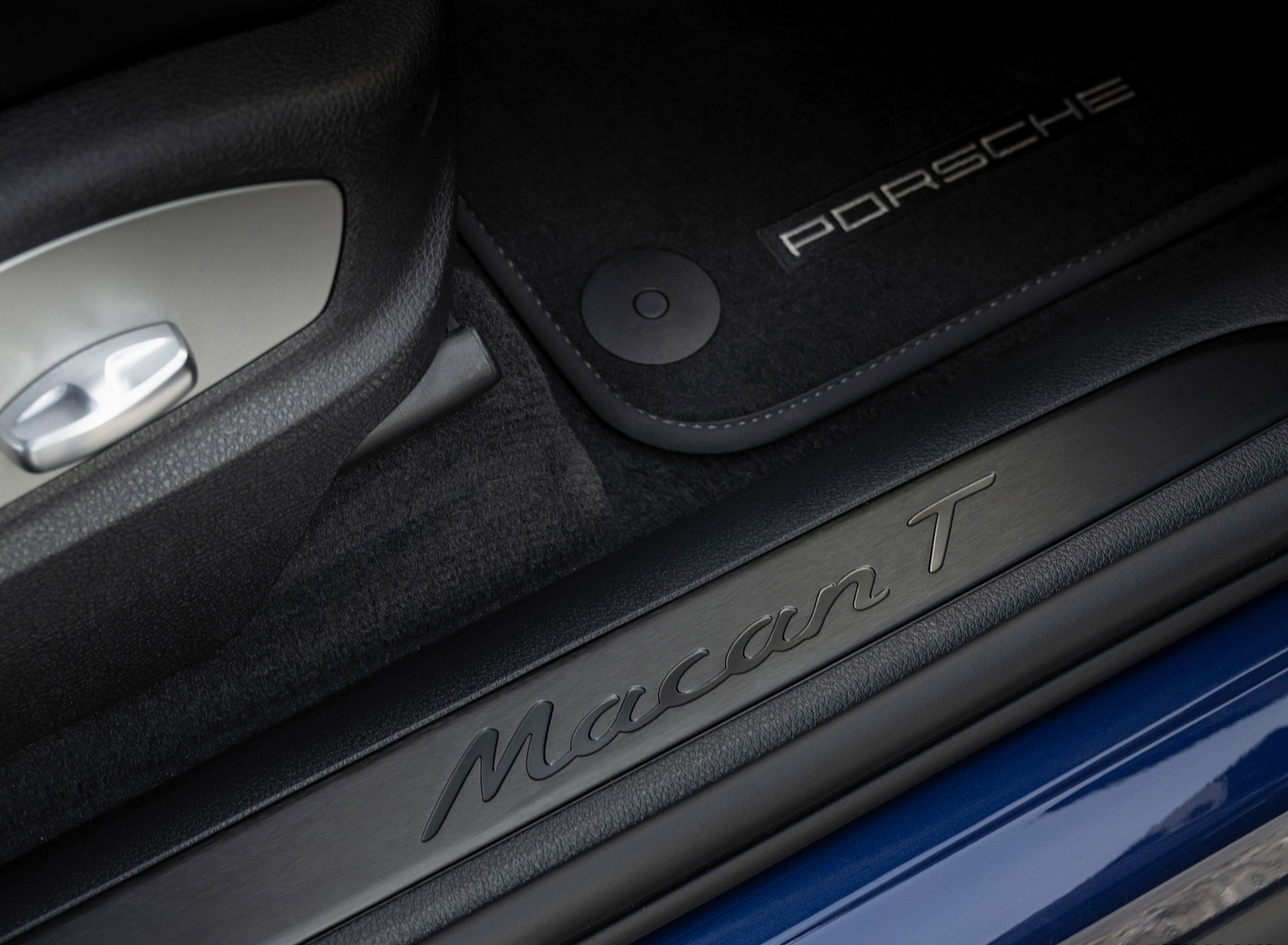 2023 Porsche Macan T (Color: Gentian Blue Metallic) Door Sill Wallpapers #205 of 225