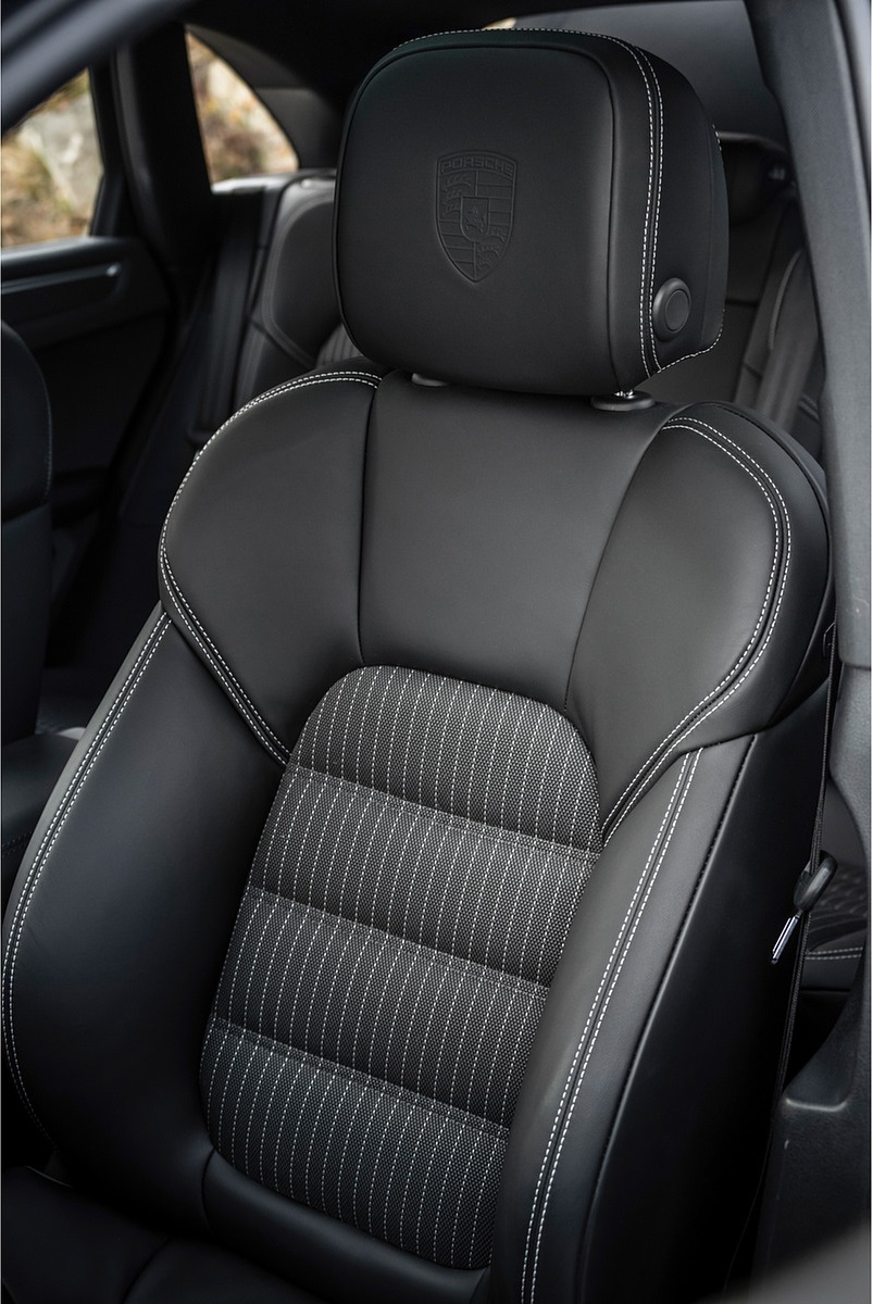 2023 Porsche Macan T (Color: Gentian Blue Metallic) Interior Front Seats Wallpapers #213 of 225