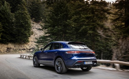 2023 Porsche Macan T (Color: Gentian Blue Metallic) Rear Three-Quarter Wallpapers 450x275 (166)