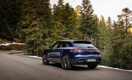 2023 Porsche Macan T (Color: Gentian Blue Metallic) Rear Three-Quarter Wallpapers 450x275 (170)