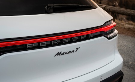 2023 Porsche Macan T (Color: Pure White) Badge Wallpapers 450x275 (65)