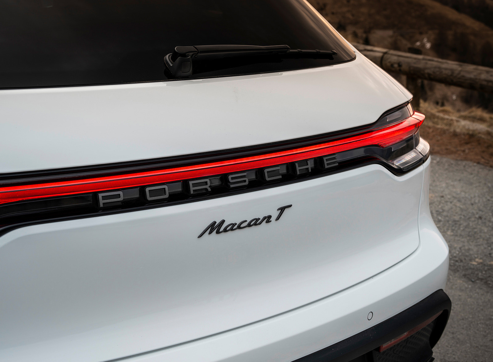 2023 Porsche Macan T (Color: Pure White) Badge Wallpapers #65 of 225