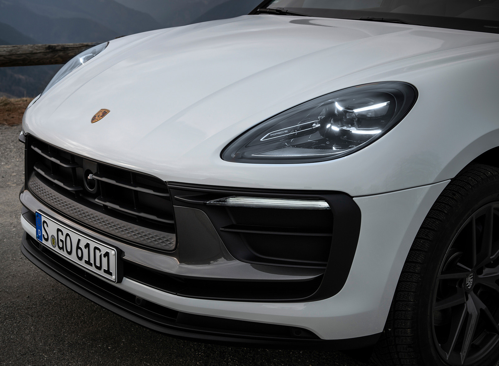 2023 Porsche Macan T (Color: Pure White) Detail Wallpapers #61 of 225