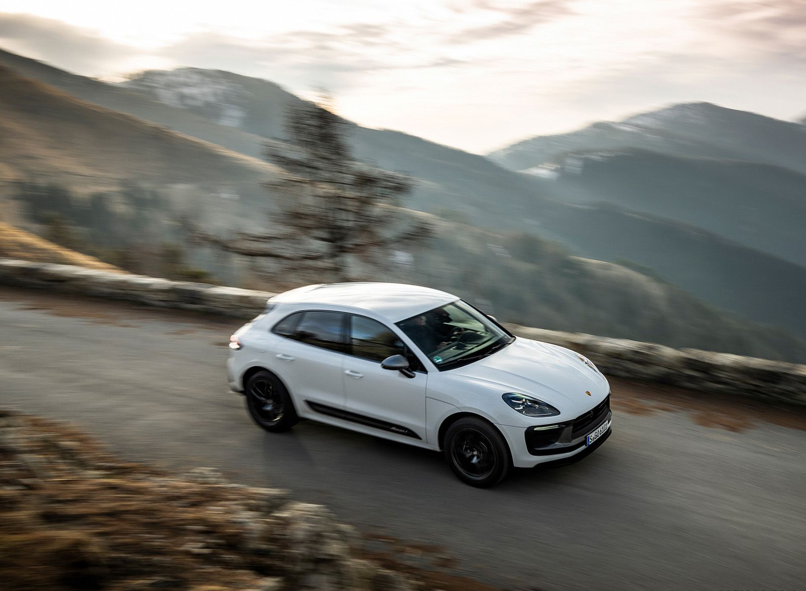 2023 Porsche Macan T (Color: Pure White) Front Three-Quarter Wallpapers #33 of 225